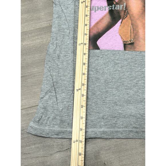 NWT FIORUCCI Gray Naomi Campbell Printed Graphic T-Shirt Cap Sleeve Size Small - Picture 7 of 9
